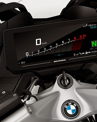 Vemos el habitáculo de la R 1250 RT con una gran pantalla TFT a color de 10,25 pulgadas.