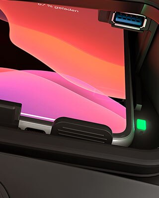 Vemos el compartimento de almacenamiento para el teléfono inteligente con carga por inducción inalámbrica.