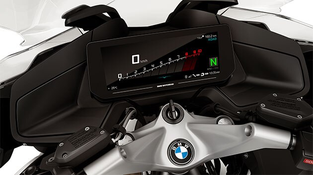 Vemos el habitáculo de la R 1250 RT con una gran pantalla TFT a color de 10,25 pulgadas.