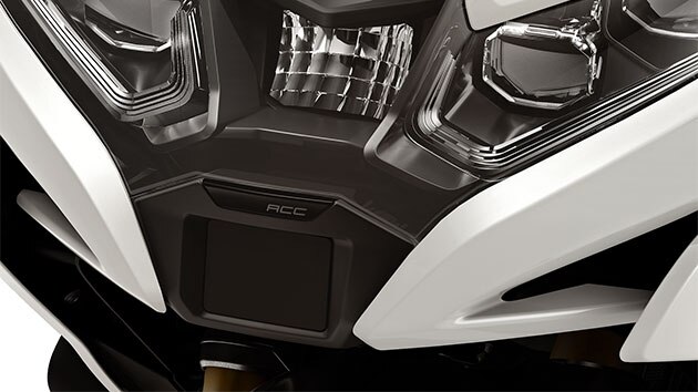 Vemos la R 1250 RT con el sistema Active Cruise Control.