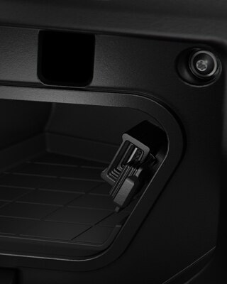Aquí se ve el conector de carga USB en el compartimento de almacenamiento de la C 400 GT.